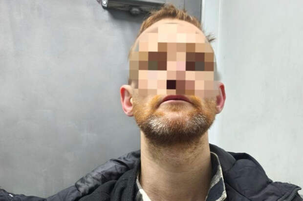 Житель Петербурга разгромил свою собственную квартиру и угрожал соседу молотком