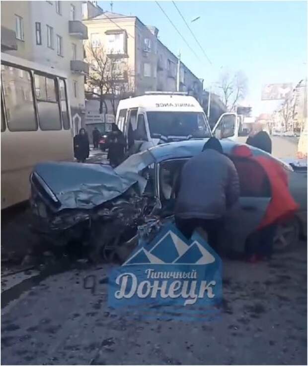 В центре Донецка произошло серьезное ДТП – автомобиль почти расплющило