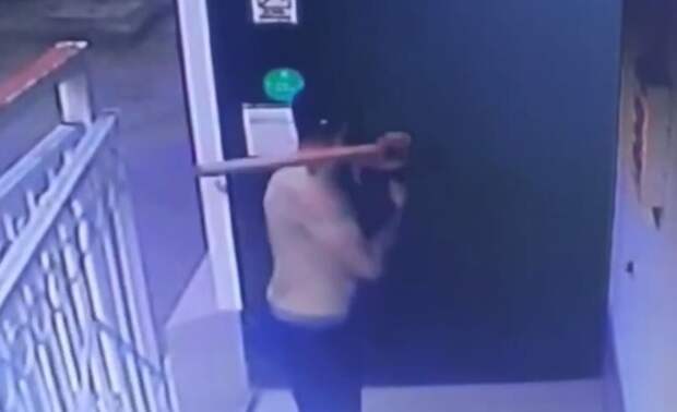 Полуголый вандал в Краснодаре разбил стекла медцентра и изуродовал авто