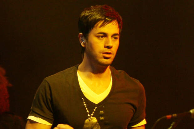 Известному певцу собираются запретить целовать фанаток на концерте