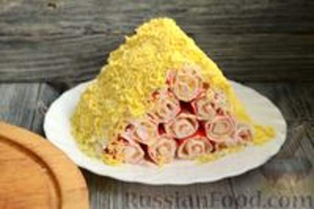 Фото приготовления рецепта: Салат "Монастырская изба" с крабовыми палочками, сыром и яйцами - шаг №9