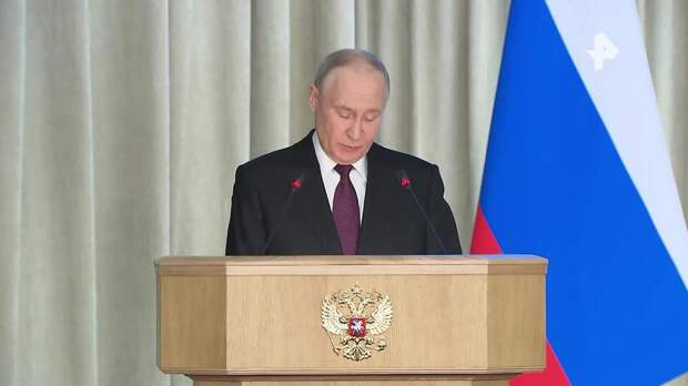 Путин призвал незамедлительно защищать права россиян при задержках зарплаты