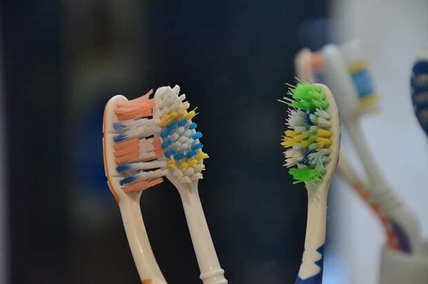 Хозяйки в СССР изобретали из щеток крючки для полотенец.jpg Хозяйки в СССР изобретали из щеток крючки для полотенец.jpg