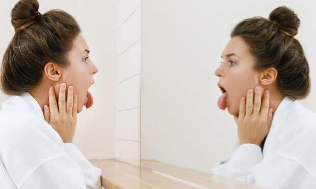 Не грязь, а сигнал организма: что цвет налета на языке расскажет о вашем здоровье