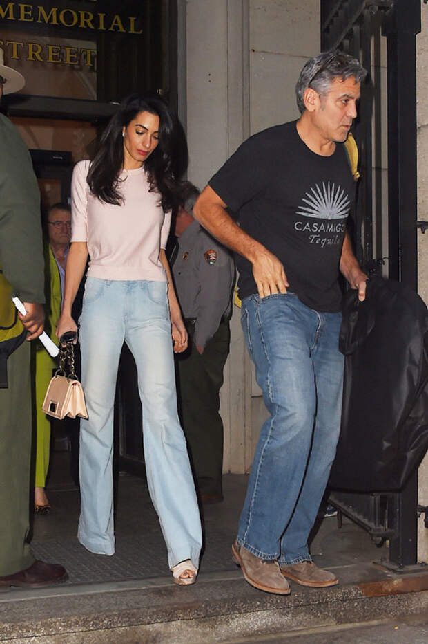 Амаль Клуни в голубых джинсах клеш и розовая кофточка, Джордж Клуни в синих джинсах и черной футболке