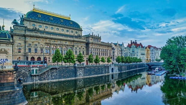 Число сотрудников в консульствах в Москве и Праге не изменится