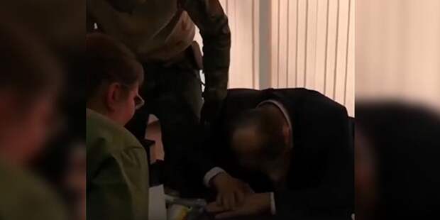 Задержанный иркутский чиновник попытался съесть улики и чуть не умер