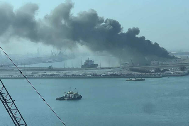 Два очага пожара возникли близ промзоны Халифа в Абу-Даби после атаки из Ирана