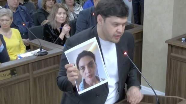 Брат убитой показывает фото с побоями в суде (Фото из прямого эфира Верховного суда )