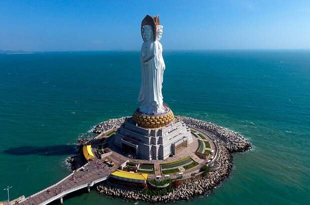 Ещё одна большая статуя их Азии. /Фото: livejournal.com