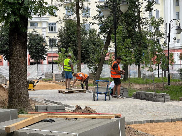 В Смоленске продолжается благоустройство сквера возле памятника Александру Твардовскому и Василию Тёркину
