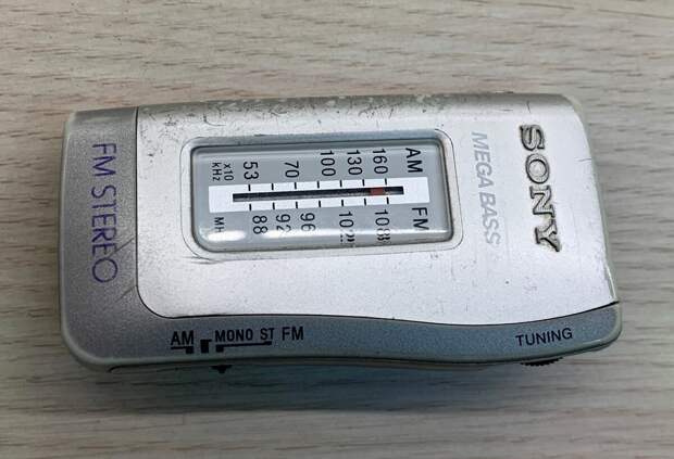 «Назад в прошлое». Карманный FM-радиоприемник Sony SRF-S83 из 2000-х годов