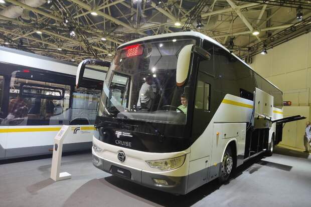 Путин поручил внести туристические автобусы в программу льготного лизинга