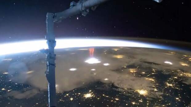 Редкое атмосферное явление запечатлели с борта МКС