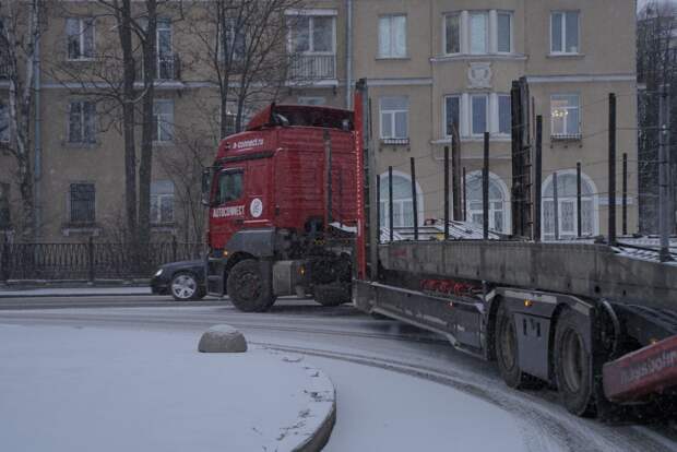 Коммунальщики не торопятся убирать Петербург во время сильного снегопада