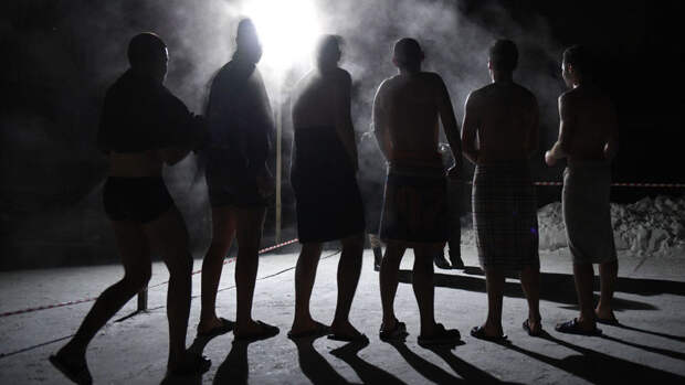 Роспотребнадзор: пребывание в проруби дольше минуты может вызвать переохлаждение