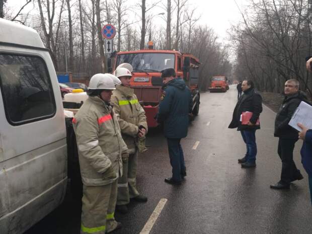 Сотрудники МЧС проверку поливомоечной техники. Фото: МЧС