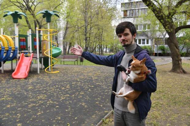 Николай Бормотов со своим пиитомцем чихуахуа Квентином во дворе дома / Фото: Денис Афанасьев