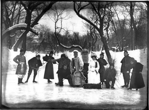Ряженые в Юсуповском саду, 1900. МАММ/МДФ
