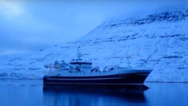 Экипаж загоревшегося в Охотском море траулера полностью эвакуирован