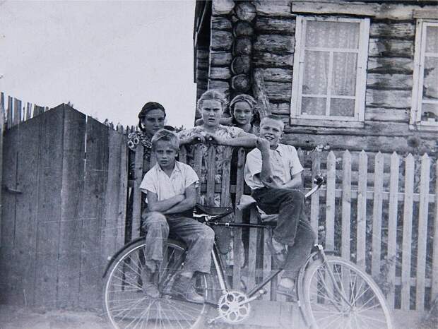 Летние каникулы Роберт Вилл, 1962 год, Тюменская обл., Викуловский р-н, с. Коточиги, из архива Татьяны Белоглазовой.