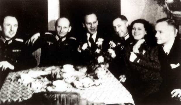Оскар Шиндлер (в центре) и офицеры СС