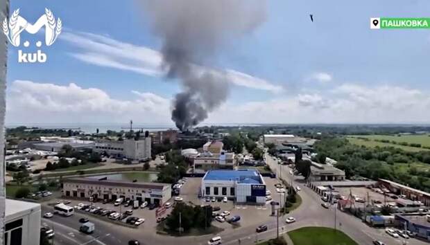 В Краснодаре загорелся огромный склад с десертами: потушили за 1,5 часа