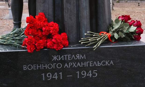 В Архангельске впервые отметили День памяти жертв геноцида советского народа у монумента в сквере Победы