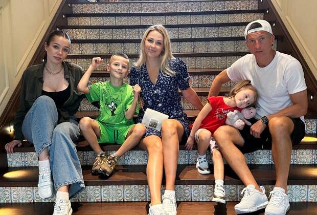 Жена Евгения Алдонина показала семейные фото в день рождения футболиста