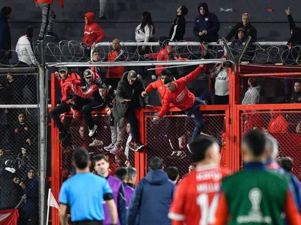 Болельщики подожгли стадион в Чили из-за цен на билеты