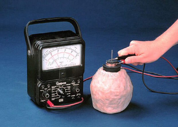Багдадская батарейка Багдадский музей древностей Судя по всему, далекие наши предки были прекрасно осведомлены об электричестве. В 1936 году на раскопках в Багдаде археологи обнаружили небольшой сосуд, горло которого было залито битумом. Внутри прятался своеобразный элемент питания — медный цилиндр с железным стержнем. В ходе эксперимента выяснилось, что этот созданный в 2500 году до нашей эры сосуд действительно может аккумулировать энергию в 1 вольт.