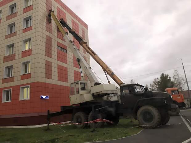 На Ямале стену нового многоквартирного дома подперли краном, чтобы обшивку не сдуло ветром