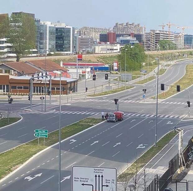 2. Буквально единственные две машины на дороге в Нови-Београде умудрились столкнуться 2. Буквально единственные две машины на дороге в Нови-Београде умудрились столкнуться