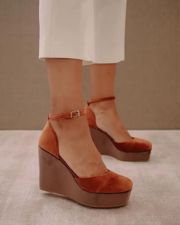 Модная обувь на танкетке весна 2022: варианты, которые выгодно купить сейчас