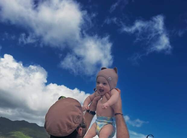 Актер Илья Глинников опубликовал фото с первенцем