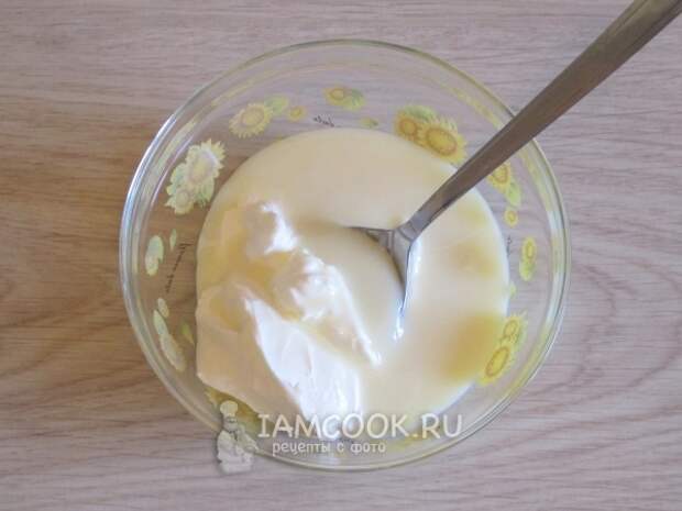 Смешать сметану и сгущенное молоко