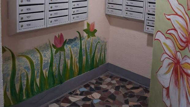 В Балашихе подъезды расписали цветами и узорами