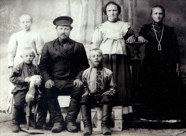 Семья Неизвестный автор, 1890 - 1909 год, Тамбовская губ., Моршанский у., с. Темяшево, из архива Николая Николаева.