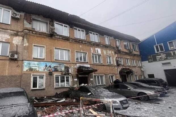 Часть здания рухнула в российском городе из-за снега на крыше