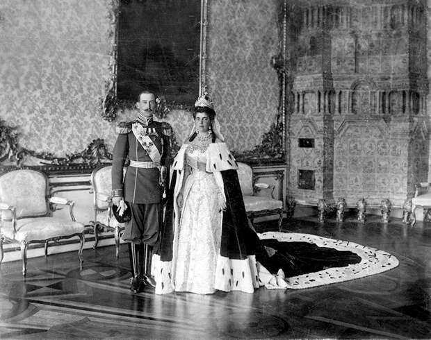 Великая княжна Елена Владимировна за греческого принца Николая. Та же корона и диадема, серьги