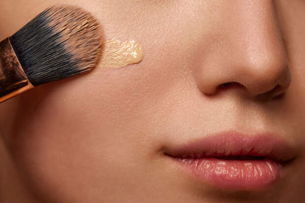Врач Зейналова: тональный крем и пудра могут навредить коже на холоде