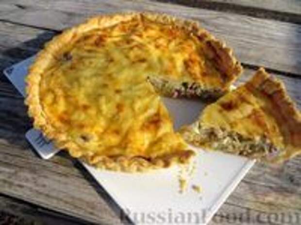 Фото к рецепту: Французский луковый пирог с грудинкой