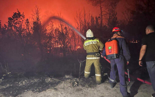 Страшный пожар в Геленджике: огонь захватил огромный массив леса