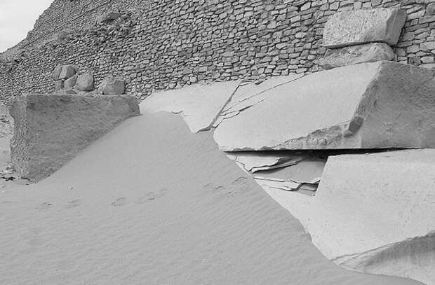 Сохранившиеся блоки облицовки нижнего яруса пирамиды Пепи II. Изображение взято из книги А. Ю. Склярова "Пирамиды: загадки строительства и назначения", издательство ВЕЧЕ, 2013