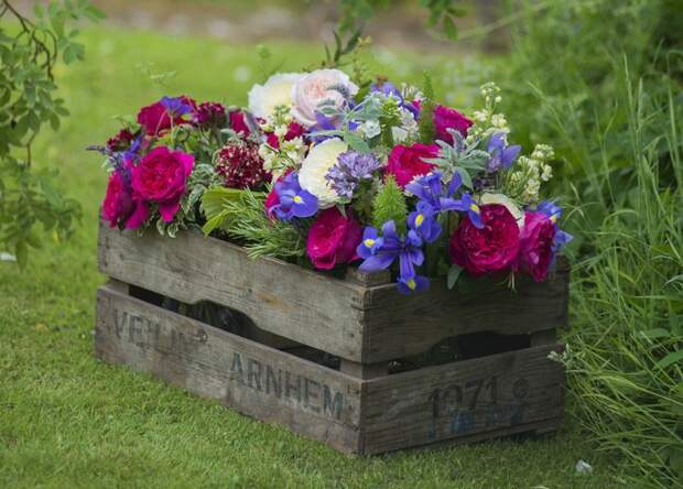 Как создать красивую, необычную клумбу из подручных материалов: 20 примеров