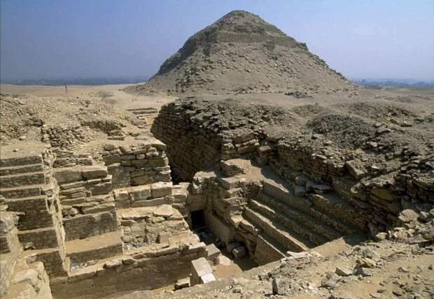 Заброшенная пирамида в Абусире, вид из раскопок гробницы жены Неферефр, CNN News