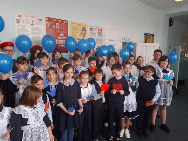 В школе № 8 г. Миллерово открыли Год атамана Матвея Платова и провели акцию «Зажги синим»