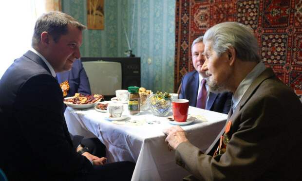 Александр Цыбульский побывал в гостях у 98-летнего ветерана Великой Отечественной войны