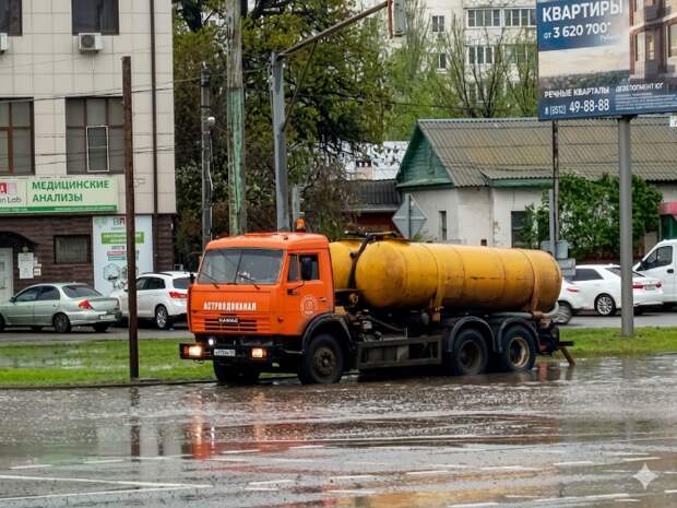 В Астрахани на борьбу с лужами вывели спецтехнику