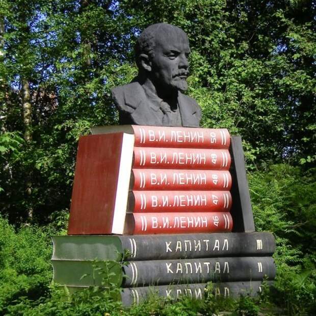 Голова и книги СССР, искусство, история, ленин, памятник, современное искусство